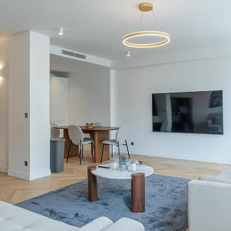 Lavie Maison : A C & Eiffel Tower View