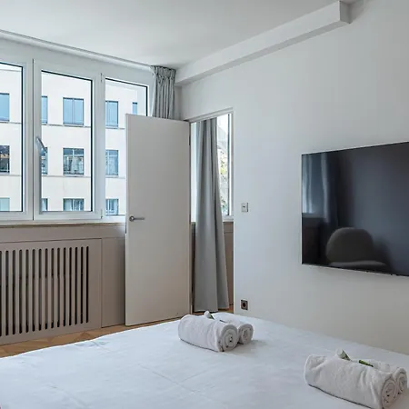 Lavie Maison : A C & Eiffel Tower View