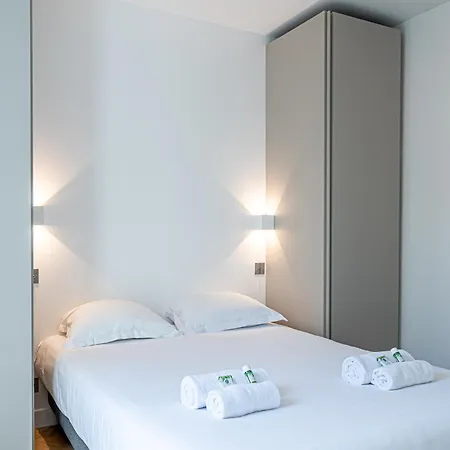 Apartment Lavie Maison : A C & Eiffel Tower View Paris