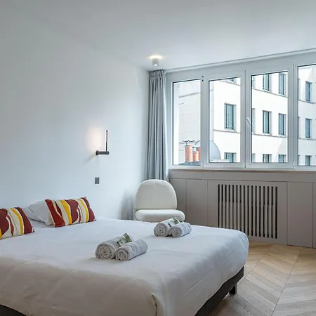 Lavie Maison : A C & Eiffel Tower View