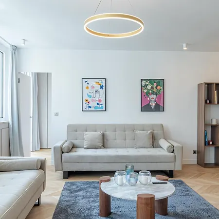 Lavie Maison : A C & Eiffel Tower View