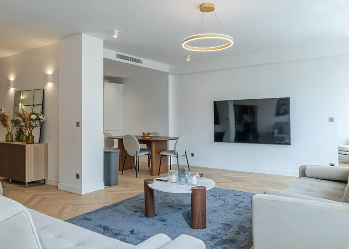 Lavie Maison : A C & Eiffel Tower View