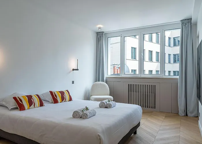 Lavie Maison : A C & Eiffel Tower View