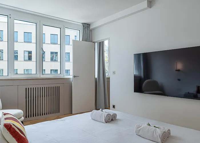 Lavie Maison : A C & Eiffel Tower View