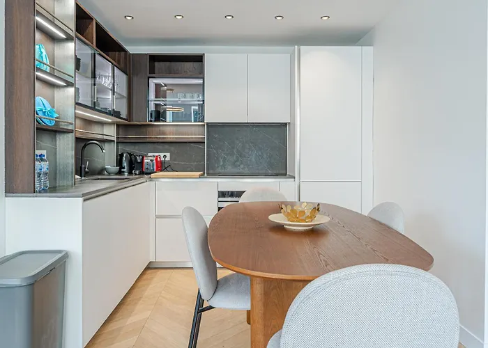 Lavie Maison : A C & Eiffel Tower View Paris